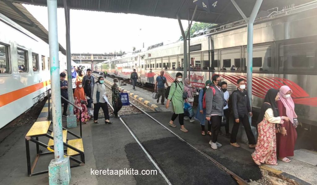 Liburan Sekolah Naik Kereta Api