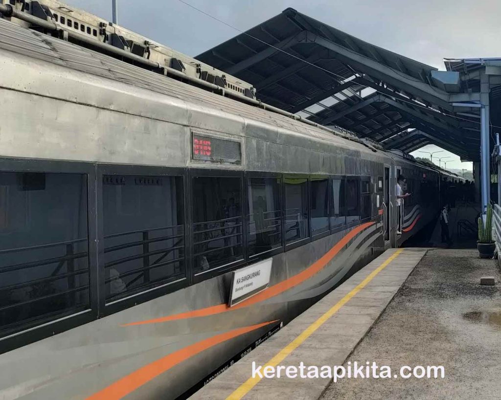 Papan Nama KA Sangkuriang