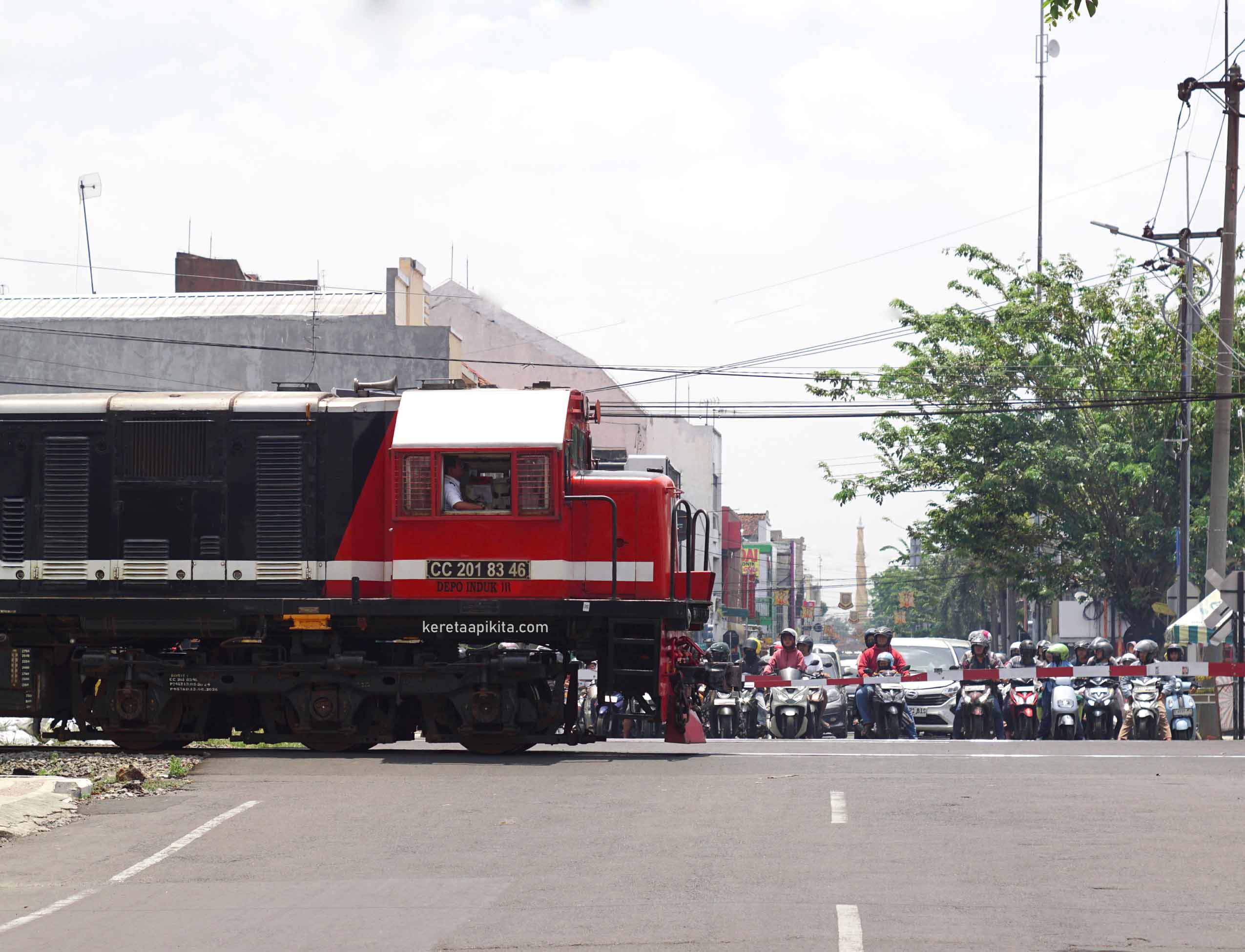 Lokomotif RnB Jember Menarik KA Sritanjung LPN-KTG - Kereta Api Kita
