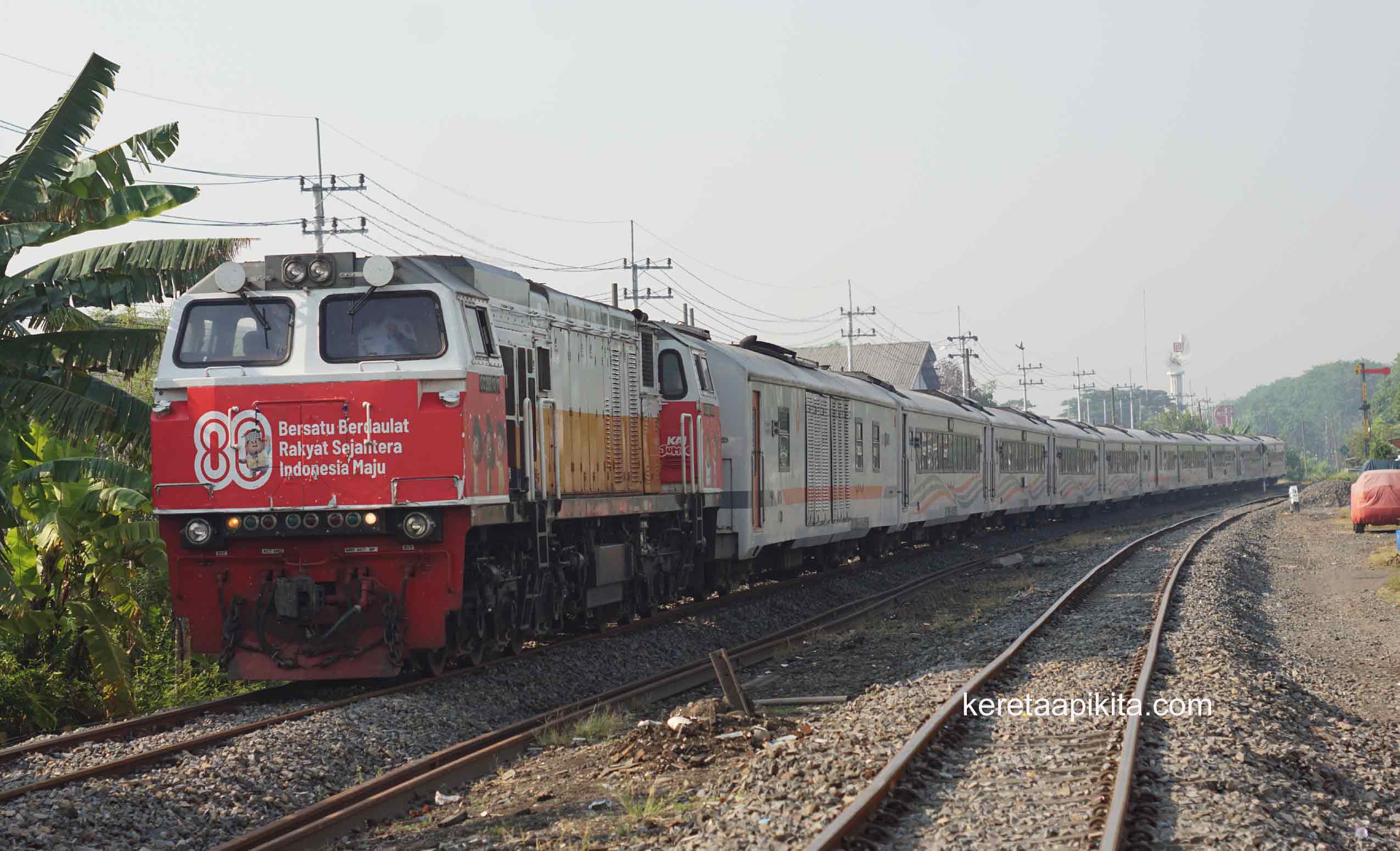 KA Arjuno Ekspres Ditarik Lokomotif Jumbo HUT RI Ke 80 - Kereta Api Kita