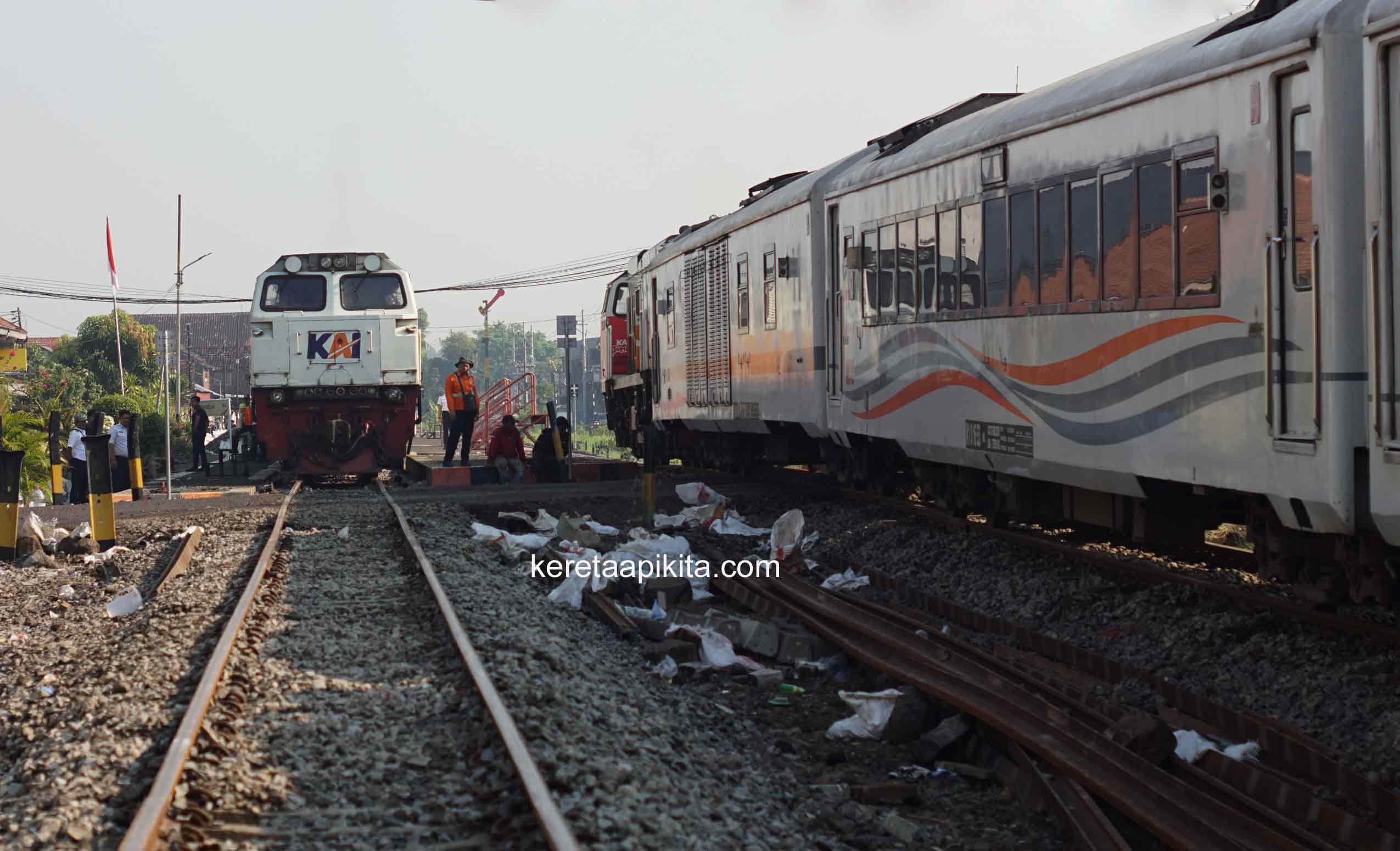 KA Arjuno Ekspres Ditarik Lokomotif Jumbo HUT RI Ke 80 - Kereta Api Kita