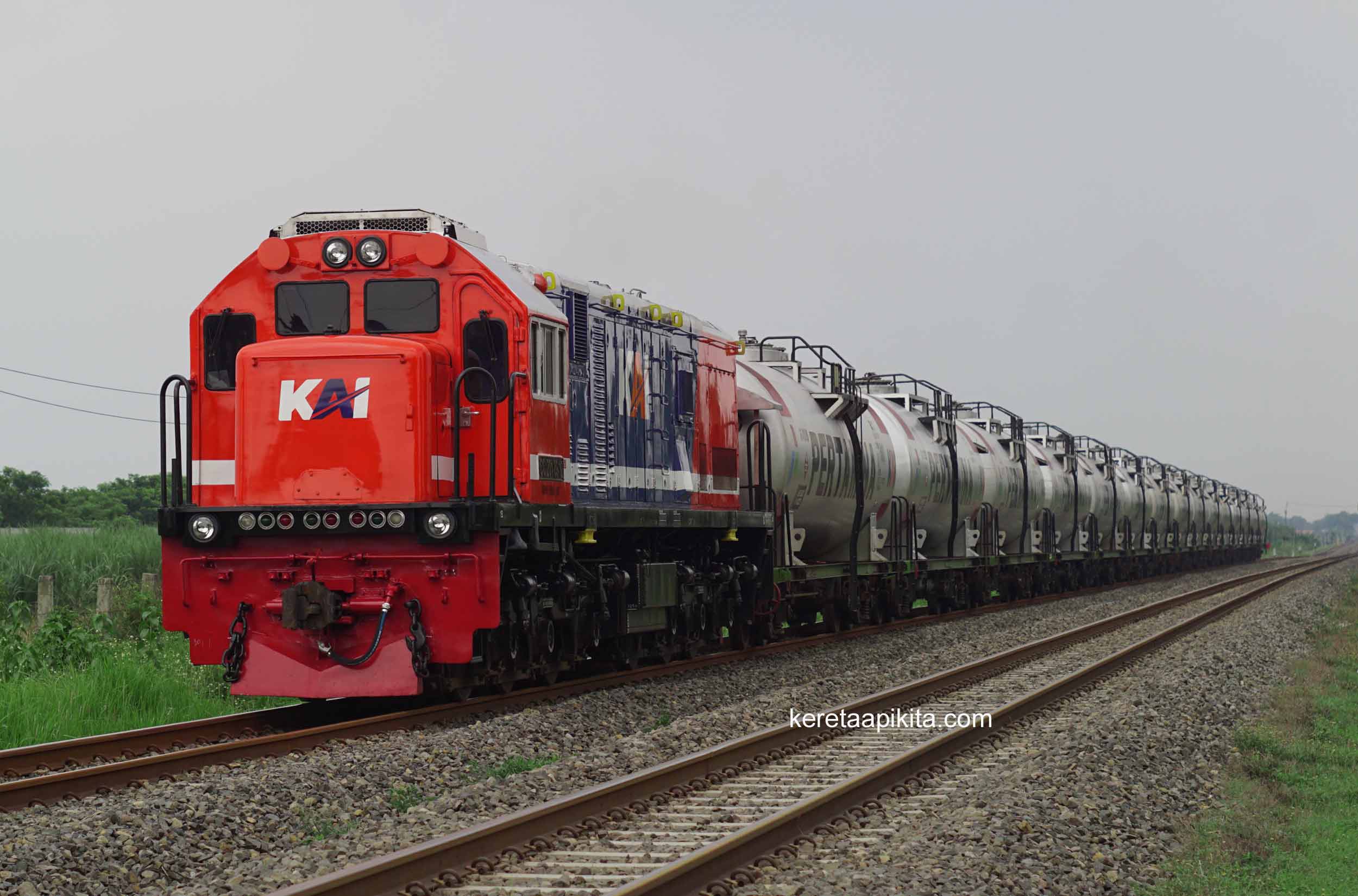 Kwm Rnb KA BBM Betman Tanker Ditarik Lokomotif Hits RnB Jawa - Kereta Api Kita