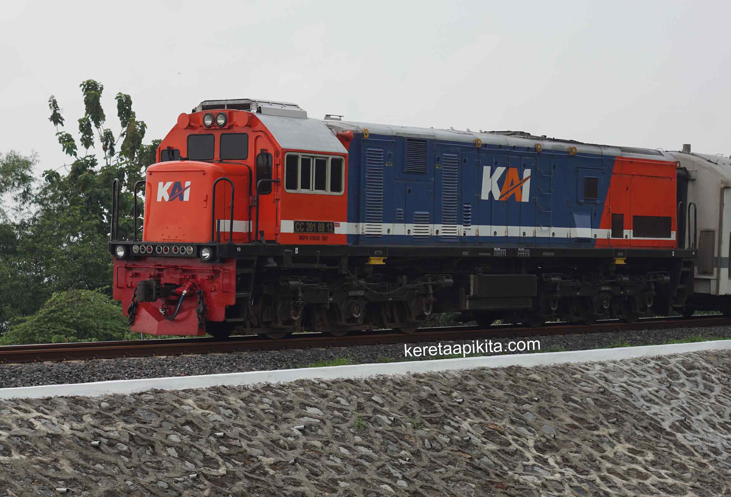 Lokomotif RnB Si Wajah Baru CC 201 89 12 Depo Sidotopo - Kereta Api Kita