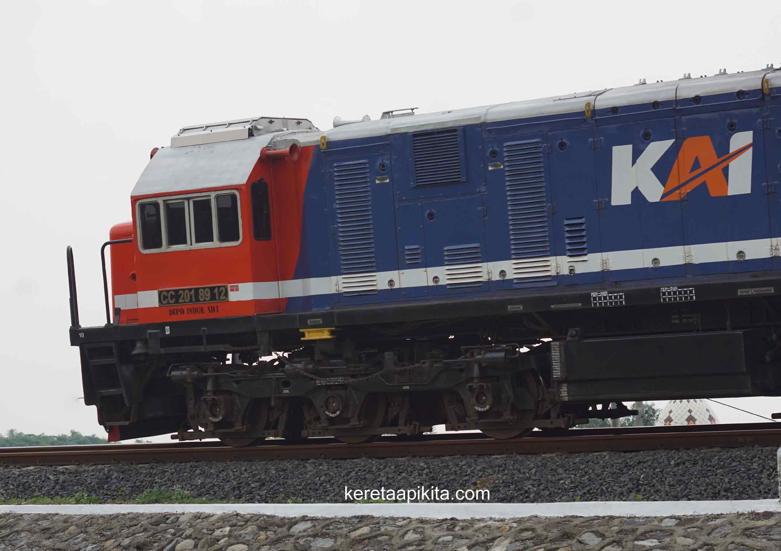 Lokomotif RnB Si Wajah Baru CC 201 89 12 Depo Sidotopo - Kereta Api Kita