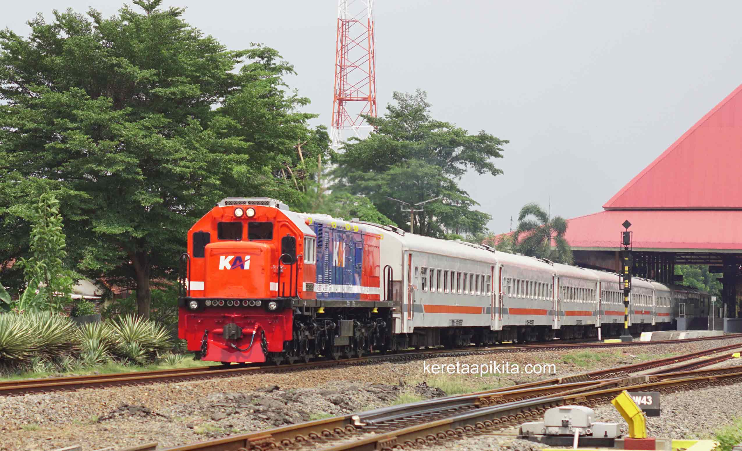 Penampilan Baru Lokomotif RnB CC 201 89 12 Saat Menarik KA Dhoho 405 ...
