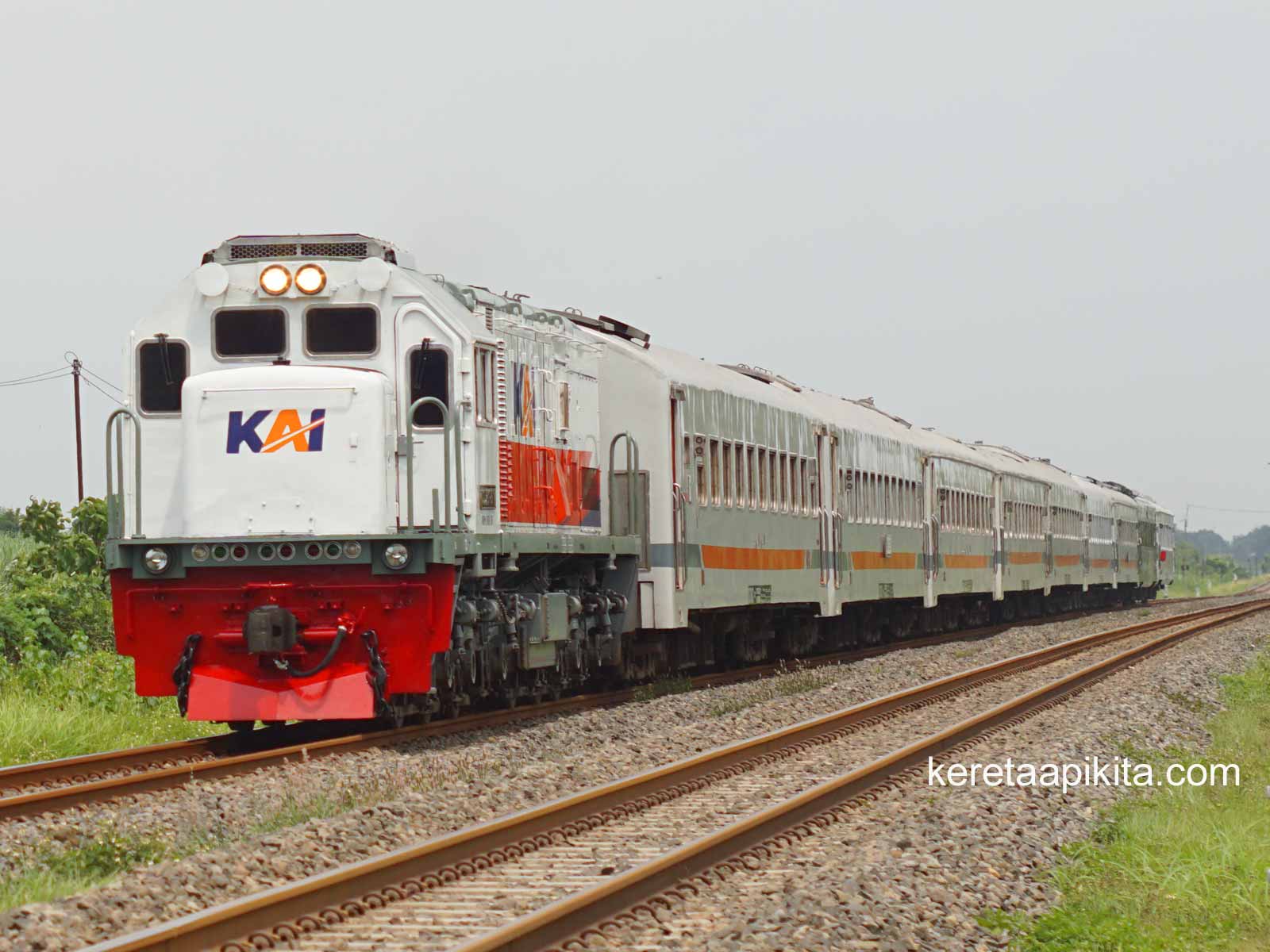 Lokomotif CC 201 89 17 SDT Ganti Livery Putih Orange Standart Daop ...