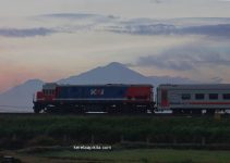 Kereta Background Gunung