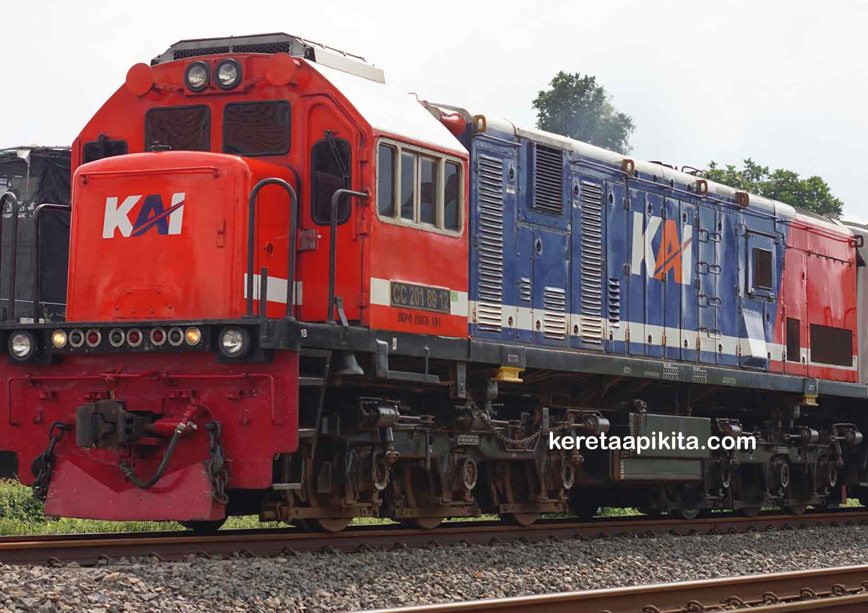 Lokomotif RnB Kotak Khas Daop Menarik CL Penataran 425 - Kereta Api Kita