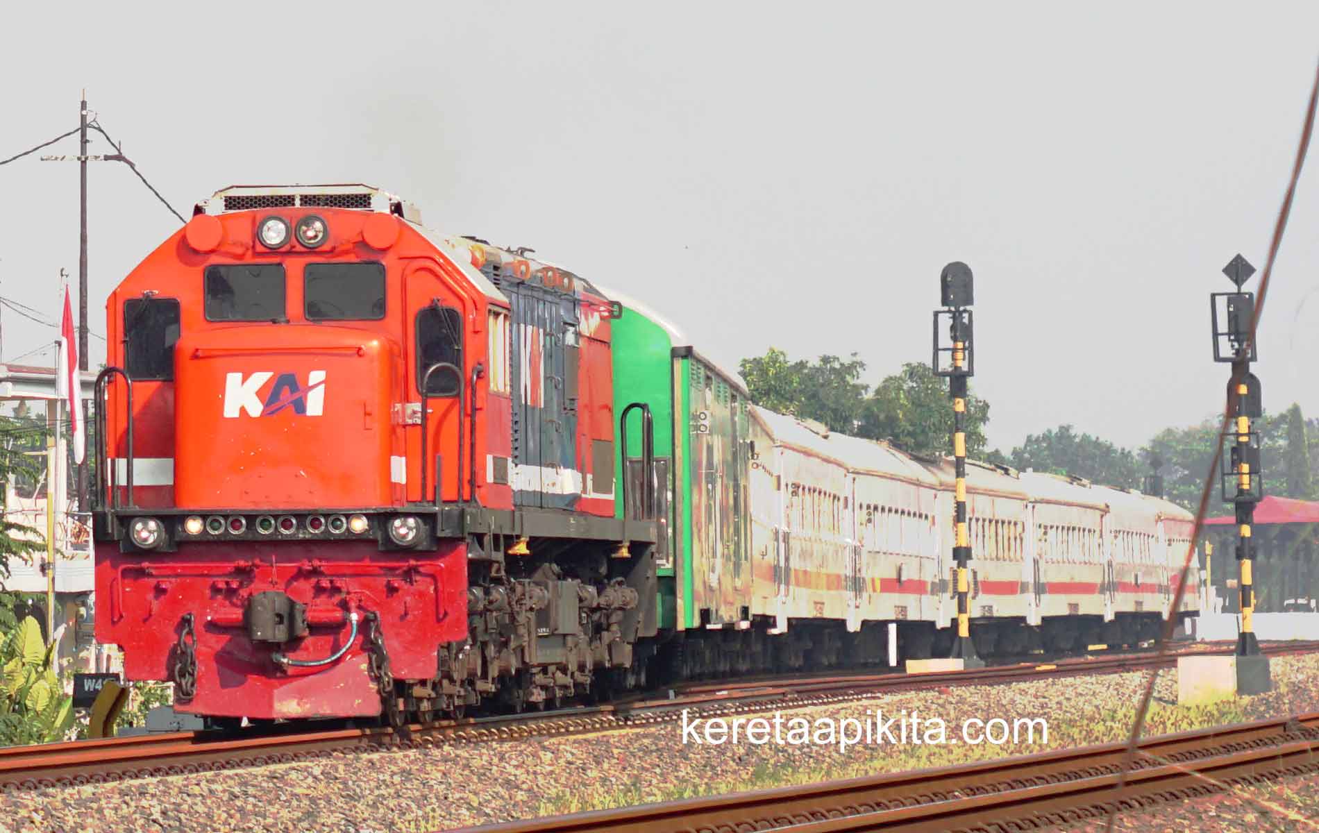 Cc201 Rnb Lokomotif RnB Kotak SDT Bertemu KA Jenggala di Stasiun Mojokerto ...