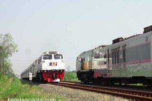 Kereta Api Saling Berpapasan