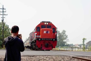 Orang Memfoto Kereta Api