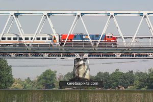 Kereta Api Diatas Jembatan